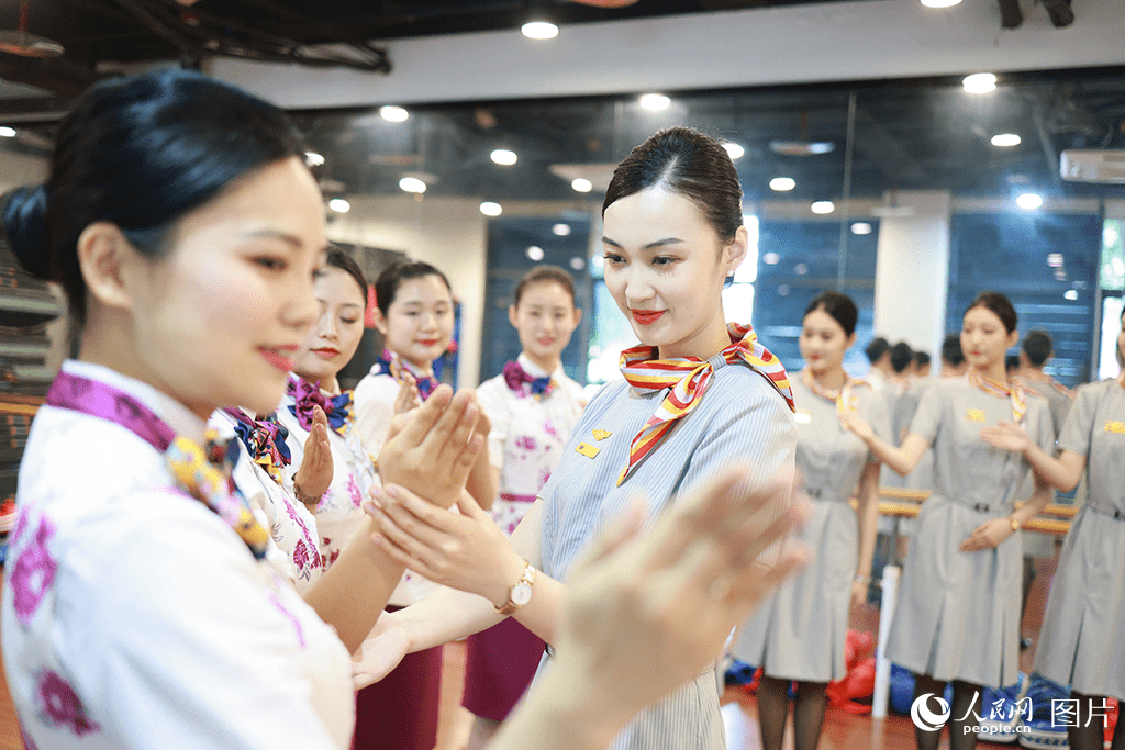 重慶:"空姐""動姐" 攜手開展服務(wù)禮儀培訓(xùn)備戰(zhàn)暑運_頻道_表述_方面