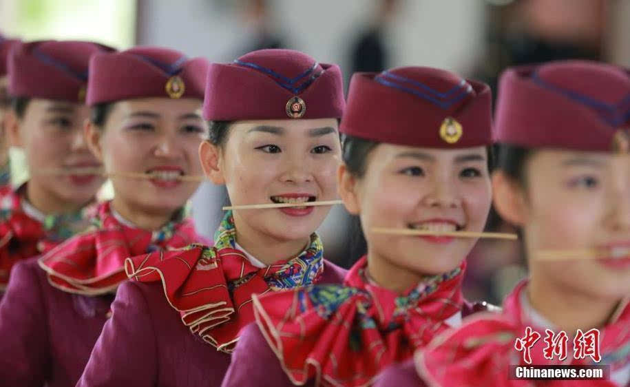 重慶"動妹"禮儀培訓(xùn) 咬筷子練微笑